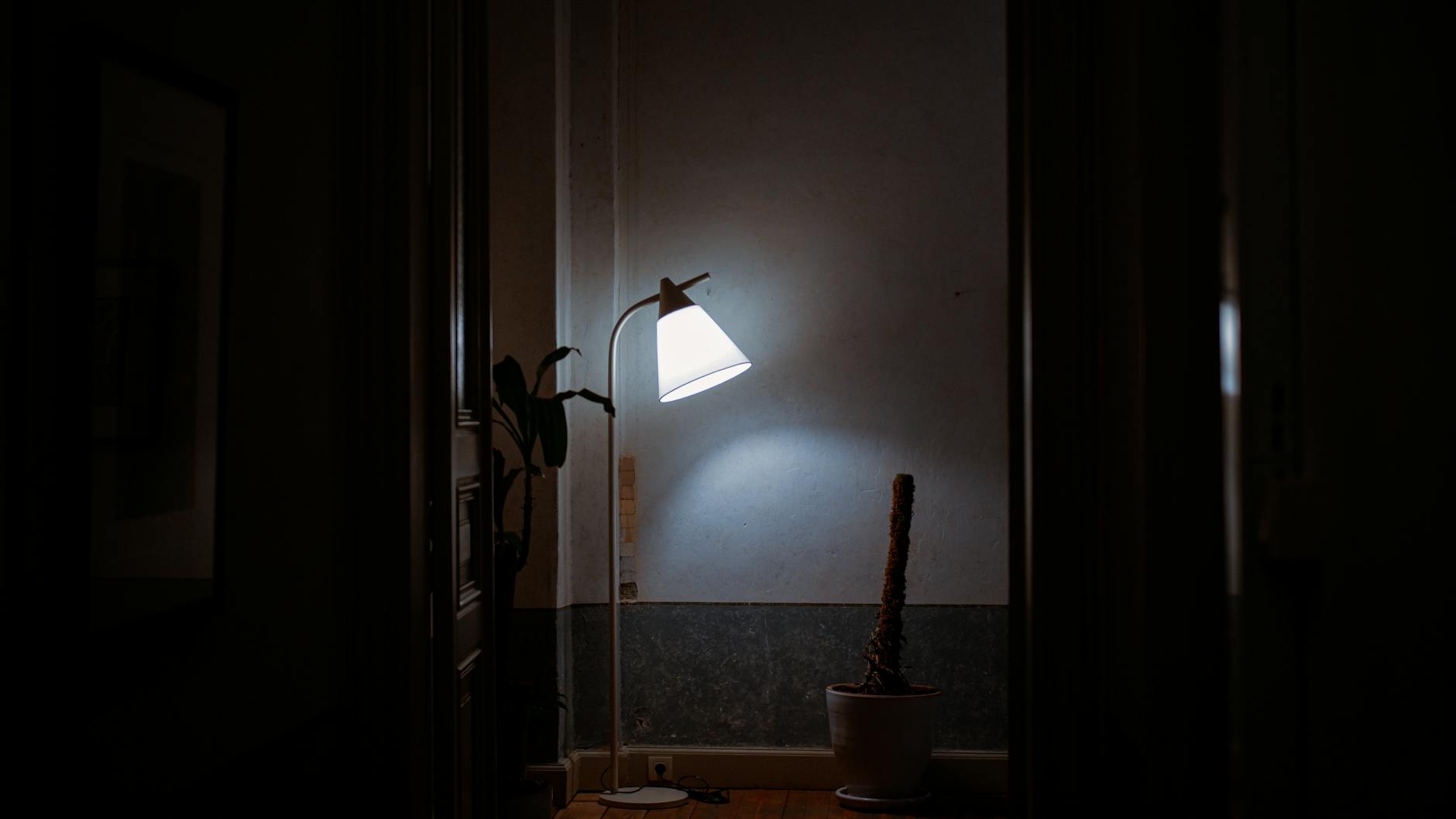Wireless Motion Sensor Wall Lamp - Rechargeable USB LED
