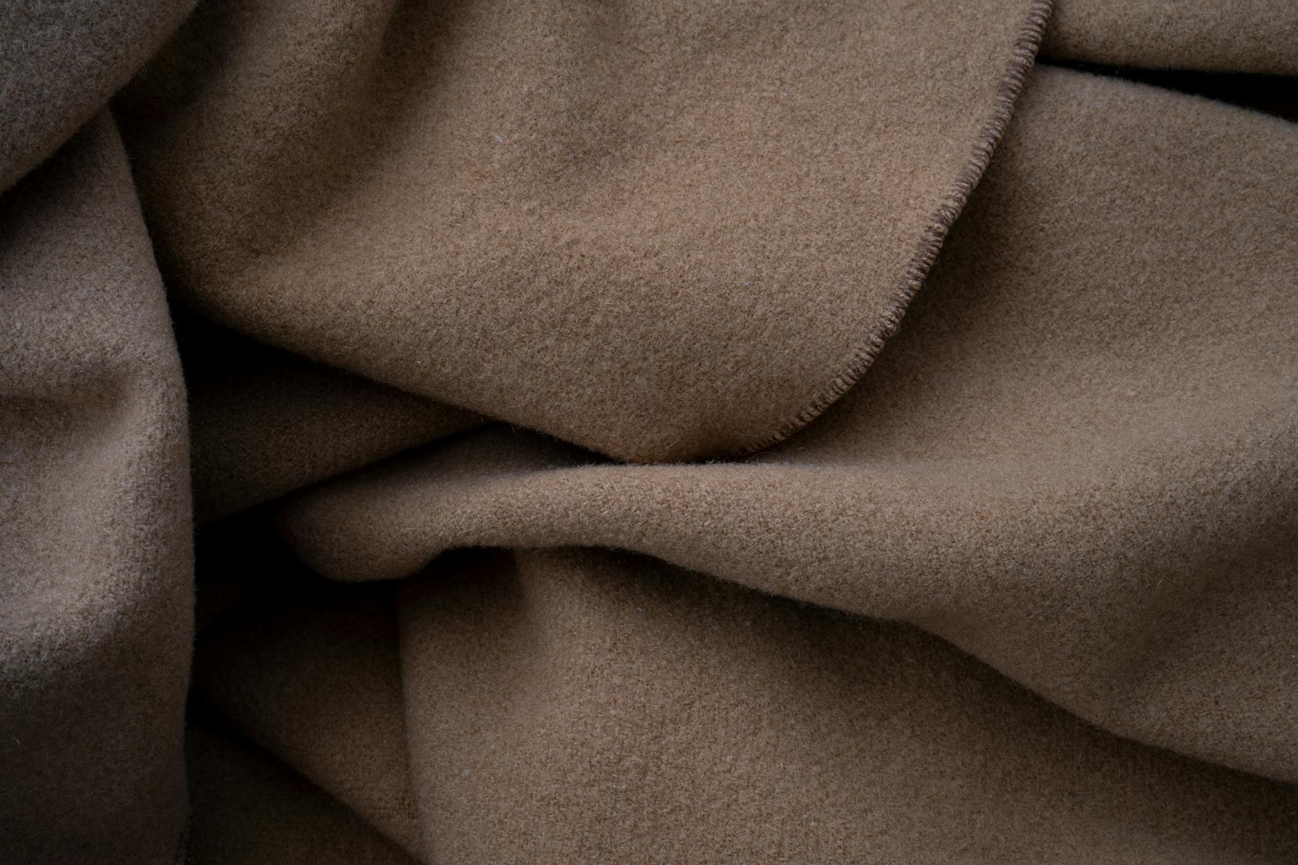 Luxury Cashmere Throw Blankets: Add Style & Comfort 7 Luxury cashmere throw blanket for comfort and style in modern decor.