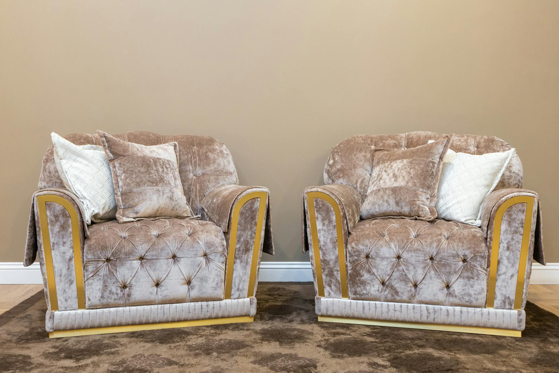 Luxury Velvet Throw Rugs to Enhance Your Home 19 Cozy and stylish luxury velvet throw rugs for any home.