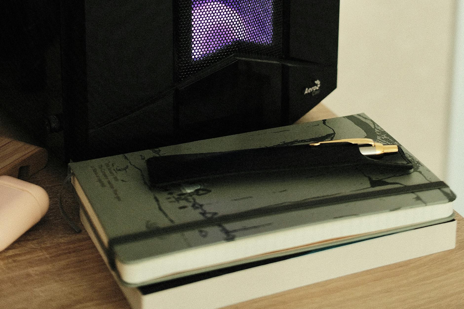 Arcadia G4: Retro Resin Sculptural Wall Sconce